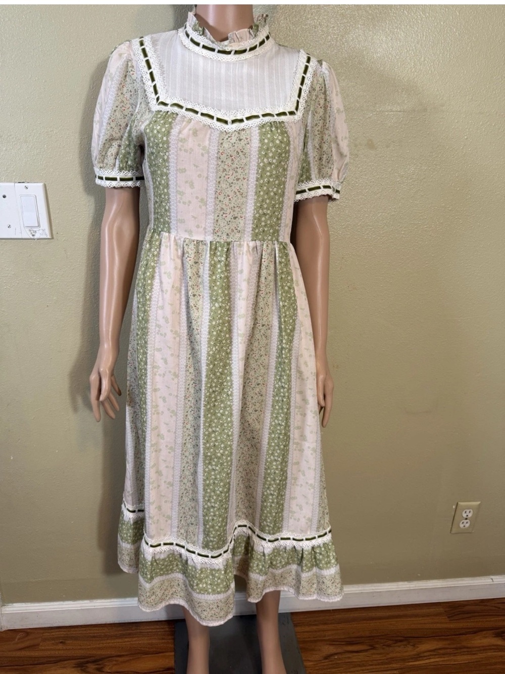 Simple Retro Vintage-Inspired Green and Cream Floral Midi Dress - Size small